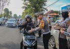 Bukan-Razia-Biasa,-Polres-Jember-Jadikan-Operasi-Patuh-Semeru-Aksi-Senyum-dan-Cokelat-untuk-Keselamatan